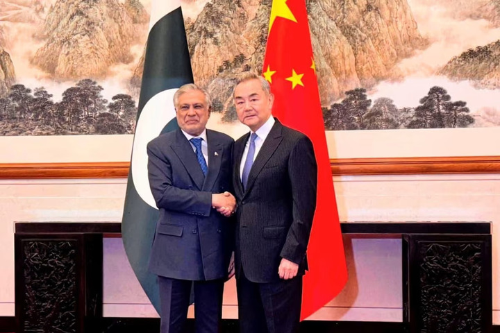Bộ trưởng Ngoại giao Pakistan Mohammad Ishaq Dar gặp Bộ trưởng Ngoại giao Trung Quốc Vương Nghị tại Bắc Kinh, Trung Quốc. (Ảnh: Reuters)