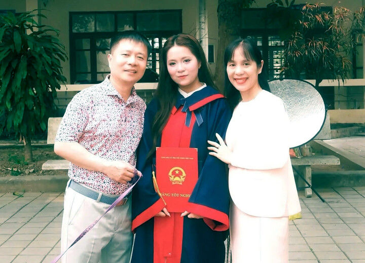 Thu Hà chụp ảnh cùng bố mẹ. (Ảnh: NVCC)
