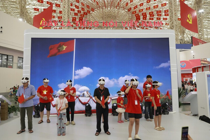 Khách tham quan trải nghiệm khu trưng bày của Đài Tiếng nói Việt Nam tại Triển lãm Thành tựu đất nước. (Ảnh: PV/Vietnam+)