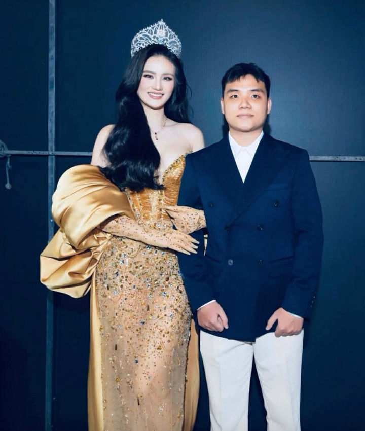 Thời gian qua, cả hai có khoảng thời gian yêu xa khi nàng hậu du học tại Australia. Tuy vậy họ vẫn giữ gìn được mối quan hệ. Chuyện tình 9 năm vẫn bền chặt dù không ít sóng gió của Ý Nhi và Tuấn Kiệt thu hút nhiều bình luận, chia sẻ tích cực từ dân mạng trên các nền tảng mạng xã hội.