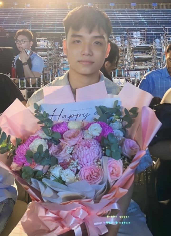 Thời điểm đăng quang, Ý Nhi không ngại công khai chuyện tình yêu. Khi được hỏi lý do thoải mái công khai bạn trai, Ý Nhi cho biết, cô muốn thành thật với bản thân, ban tổ chức, giám khảo và khán giả. Người đẹp khẳng định, bạn trai cổ vũ cô đến với cuộc thi và đó cũng là một phần động lực giúp cô chiến thắng. Chuyện tình cảm của họ được gia đình ủng hộ.