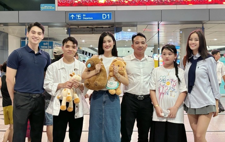 Từng có thời điểm, cả hai vướng tin chia tay. Lúc đó, Ý Nhi vướng nghi vấn hẹn hò nam vương Tuấn Ngọc. Song sau đó, Ý Nhi nhanh chóng phủ nhận. "Chuyện tình cảm của Nhi và Kiệt vẫn bình thường, cả hai đều động viên nhau trên con đường phát triển bản thân. Cả hai xin phép giữ chuyện tình cảm ở một góc riêng tư để công việc và tình cảm đều phát triển thuận lợi", cô nói.