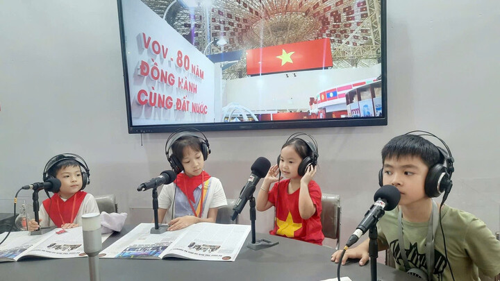 Không gian trải nghiệm thú vị dành cho khách tham quan nhí của Đài Tiếng nói Việt Nam (VOV) tại Triển lãm Thành tựu Đất nước. (Ảnh: PV/Vietnam+)