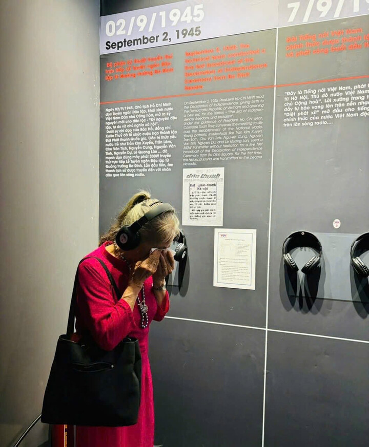 hính giả xúc động khi lắng nghe "Thanh âm lịch sử" trong kho tư liệu của Đài Tiếng nói Việt Nam. (Ảnh: PV/Vietnam+)