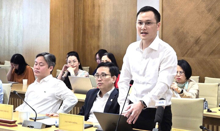 Ông Nguyễn Anh Cương, Phó Cục trưởng Cục Viễn thông, trả lời tại cuộc họp báo. (Ảnh: Anh Thịnh)