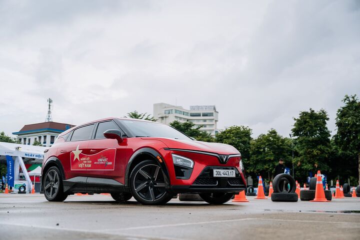 Trải nghiệm thực tế của người dùng VF 7: Đi đâu cũng tiện, không cần đo cây số - 2