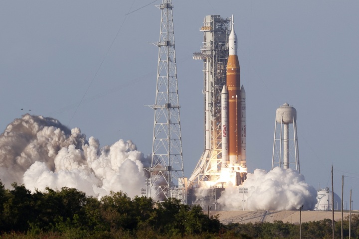 Tên lửa đẩy mang theo phi thuyền của NASA được phóng từ Trung tâm Không gian Kennedy tại bang Florida, Mỹ, ngày 1/4. (Ảnh: Reuters)