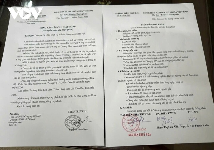 Các nhà trường đã yêu cầu Công ty CP Dịch vụ Suất ăn Công nghiệp Hà Nội giải trình sự việc và tổ chức họp khẩn với các phụ huynh học sinh để làm rõ sự việc.