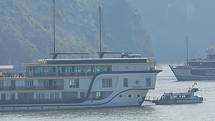 Tàu YLANG hoạt động tại Cát Bà, Hải Phòng. (Ảnh: Cục Tần số vô tuyến điện)