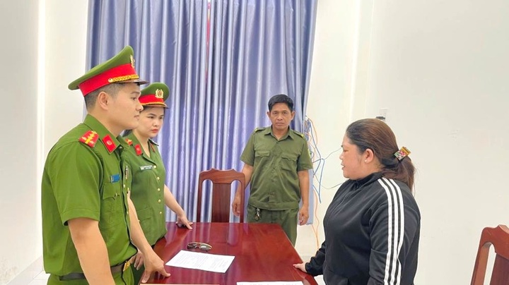 Đối tượng Trần Thị Tuyết Anh tại cơ quan Công an.