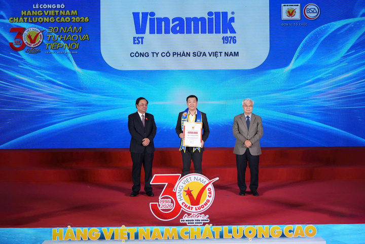 Ông Đỗ Thanh Tuấn, Giám đốc Đối ngoại Vinamilk, đại diện doanh nghiệp nhận chứng nhận Hàng Việt Nam Chất Lượng Cao 2026. (Ảnh: BTC)
