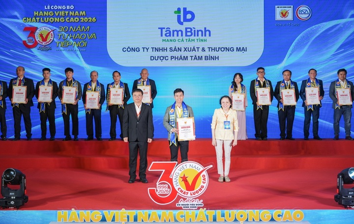 Bà Phạm Khánh Phong Lan - Giám đốc Sở An toàn Thực phẩm TP.HCM và ông Trần Ngọc Liêm - Giám đốc VCCI TP.HCM trao chứng nhận HVNCLC cho Dược phẩm Tâm Bình.