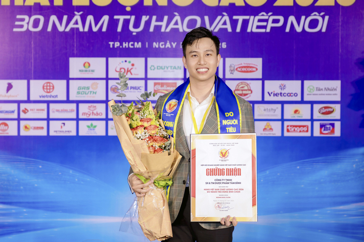 Ông Nguyễn Minh Hoàng (Phó Tổng Giám đốc Dược phẩm Tâm Bình) đại diện doanh nghiệp nhận danh hiệu HVNCLC.