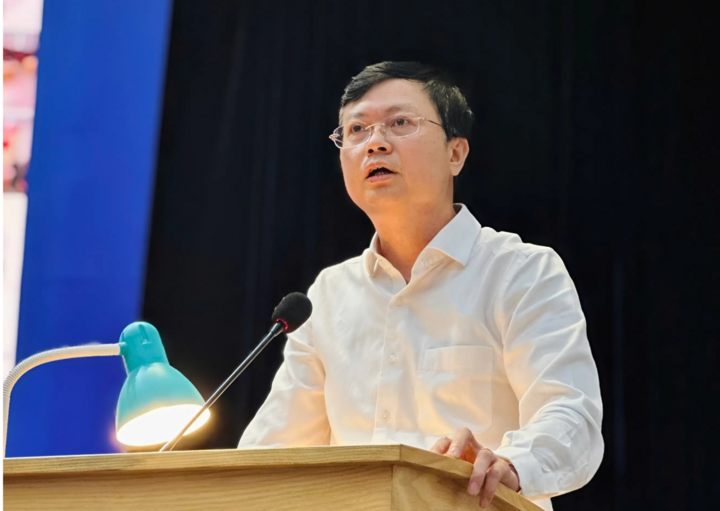 Giám đốc Sở GD&ĐT Hà Nội Nguyễn Văn Hiền phát biểu tại hội nghị. (Ảnh: Thúy Nga)