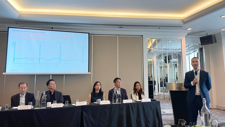 Ông Bạch Dương, Tổng giám đốc Công ty CP PropertyGuru Việt Nam chia sẻ thông tin tại buổi họp. (Ảnh: Đại Việt)