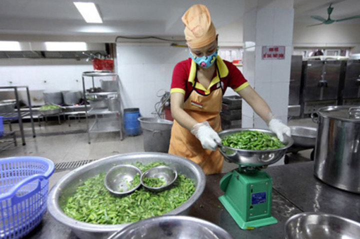 Các bếp ăn tập thể cung cấp bữa ăn hằng ngày cho lượng lớn người dân. (Ảnh minh họa: Vietnamnet)