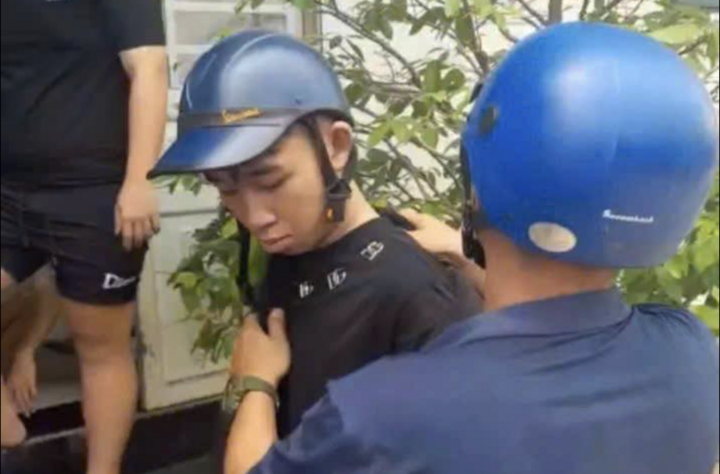 Hình ảnh Nghĩa bị cơ quan công an bắt giữ.