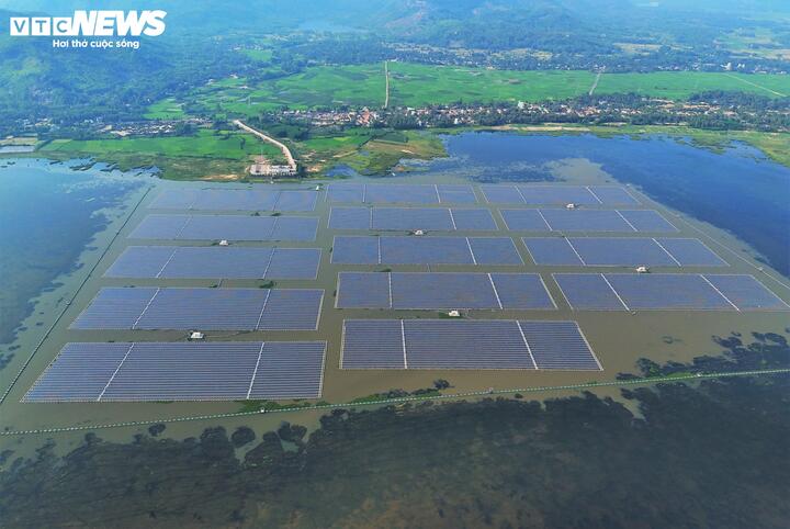 Ngoài ra trên đầm Trà Ổ hiện có nhà máy điện mặt trời từng được coi là lớn nhất Đông Nam Á với diện tích khoảng 60,6ha (gồm 60ha mặt nước và 0,6ha trên mặt đất) được xây dựng tại xã Phù Mỹ Đông. UBND tỉnh Gia Lai sẽ không mở rộng dự án điện mặt trời trên để ưu tiên không gian cho du lịch sinh thái và bảo tồn.