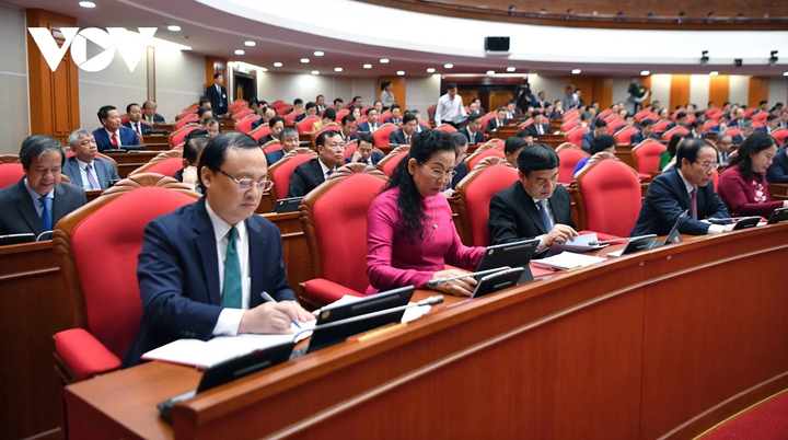 Các đại biểu dự Hội nghị Trung ương 2.