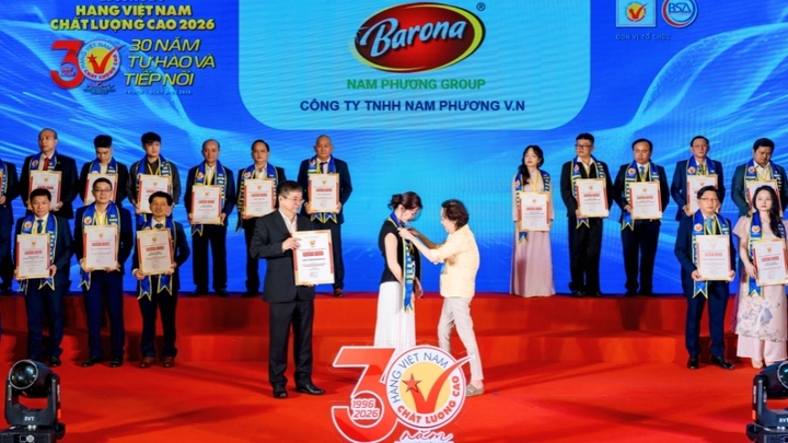 Đại diện các doanh nghiệp được vinh danh và trao chứng nhận danh giá.