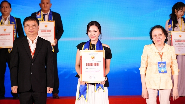 Bà Đồng Hoàng Nam Phương – Đại diện Nam Phương Food - lên nhận danh hiệu danh giá.