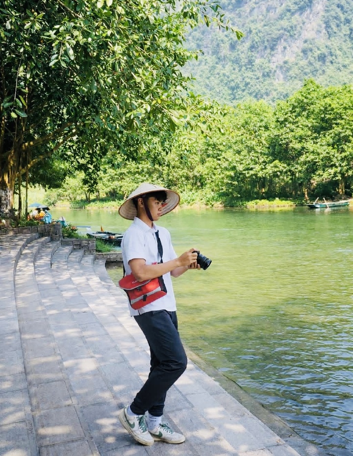 Nam sinh đam mê nhiếp ảnh và thường xuyên mang theo chiếc máy ảnh để ghi lại những khoảnh khắc của cuộc sống.