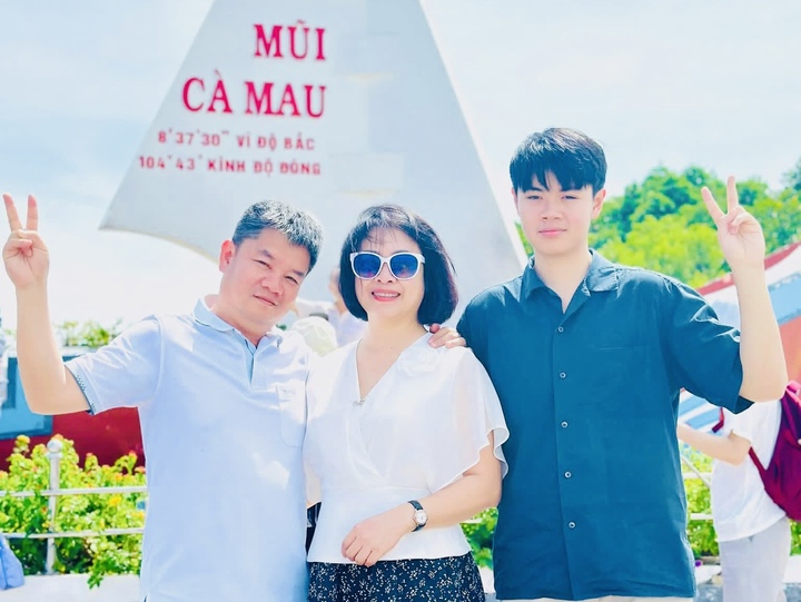 Quang Huy (phải) và bố mẹ,