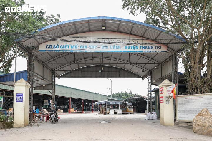 Chiều 1/4, trong quá trình tác nghiệp liên quan đến vụ triệt phá đường dây giết mổ, tiêu thụ lợn bệnh tại Hà Nội, phóng viên Báo điện tử VTC News đã trực tiếp ghi nhận tại Cơ sở giết mổ tập trung Vạn Phúc (thôn 3, xã Nam Phù). Đây được xác định là nơi Nguyễn Thị Hiền (31 tuổi, trú tại Hà Nội) thuê lại mặt bằng của Công ty Cổ phần Thịnh An để tổ chức hoạt động giết mổ.