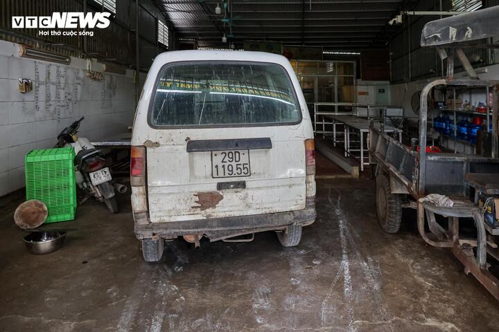 Ghi nhận chiều 1/4, bên trong Công ty Cường Phát vẫn còn một xe ba gác, một xe tải nhỏ cùng nhiều dụng cụ phục vụ hoạt động chế biến thịt.