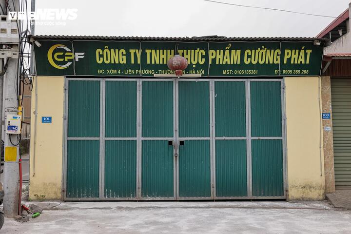 Chiều cùng ngày 1/4, phóng viên Báo điện tử VTC News tiếp tục có mặt tại Công ty TNHH Thực phẩm Cường Phát (xóm 4, xã Hồng Vân, Hà Nội). Đây được xác định là cơ sở chế biến thịt lợn nhiễm bệnh, sau đó cung cấp thực phẩm cho một số trường học trên địa bàn thành phố Hà Nội.