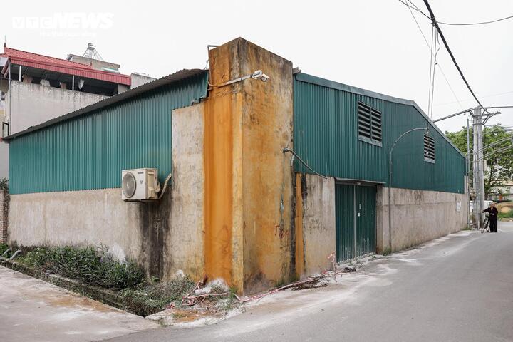 Cơ sở chế biến này được xây dựng một tầng, mái tôn, có hai lối ra vào; khu vực xung quanh được lắp đặt hệ thống camera an ninh để giám sát bên ngoài.