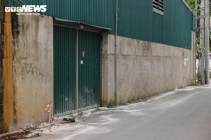 Khu vực xung quanh Công ty Cường Phát vẫn còn xuất hiện dấu vết vôi bột được rắc để phục vụ công tác khử khuẩn.