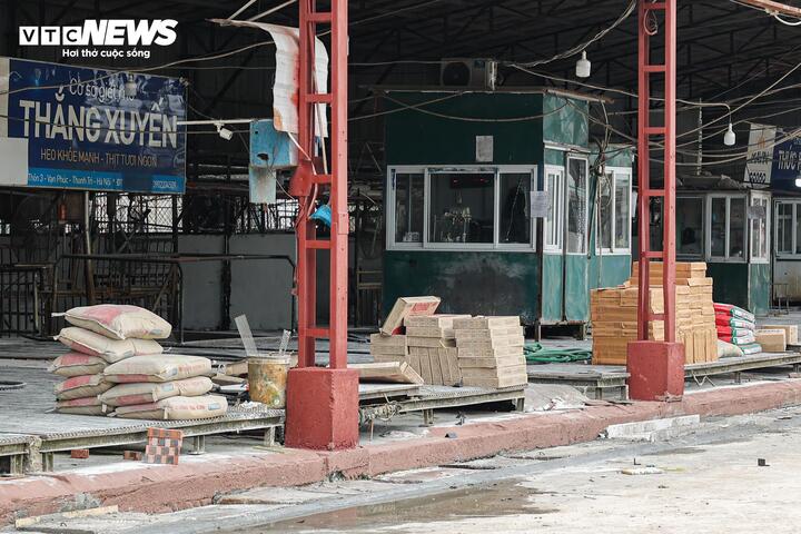 Nhân viên bảo vệ cho biết cơ sở hiện đã phun khử khuẩn, rắc vôi và ốp lại gạch sàn; đồng thời chờ kết quả xét nghiệm âm tính với virus dịch tả lợn châu Phi để mở cửa hoạt động trở lại.