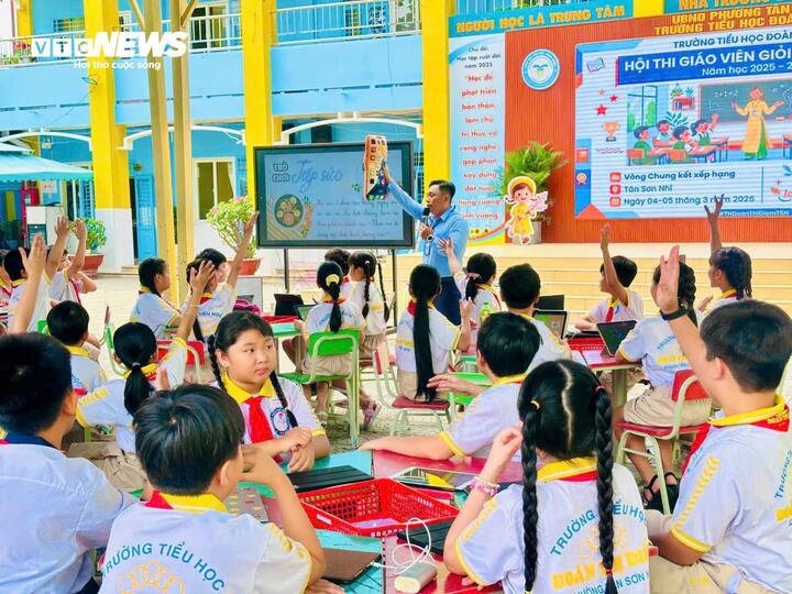 Học sinh lớp 4.11 Trường Tiểu học Đoàn Thị Điểm tham gia lớp học đảo ngược.