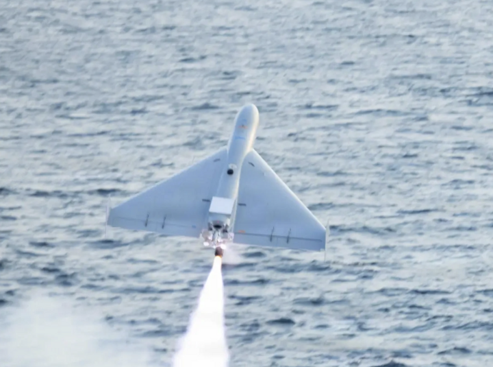 Một mát bay không người lái phóng đi từ tàu chiến Mỹ. Ảnh: Lục quân Mỹ