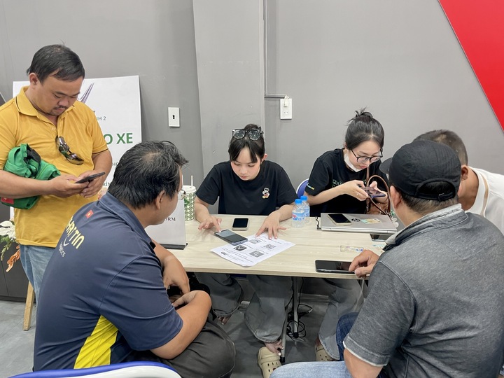 Tại các cửa hàng xe máy điện, đông đảo khách tìm hiểu, chốt cọc mua xe.