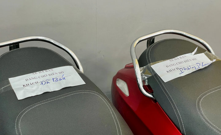 Hình ảnh quen thuộc tại các cửa hàng xe máy điện hiện nay là nhiều mẫu xe đẹp, được ưa chuộng được dán bảng “đã có chủ”.