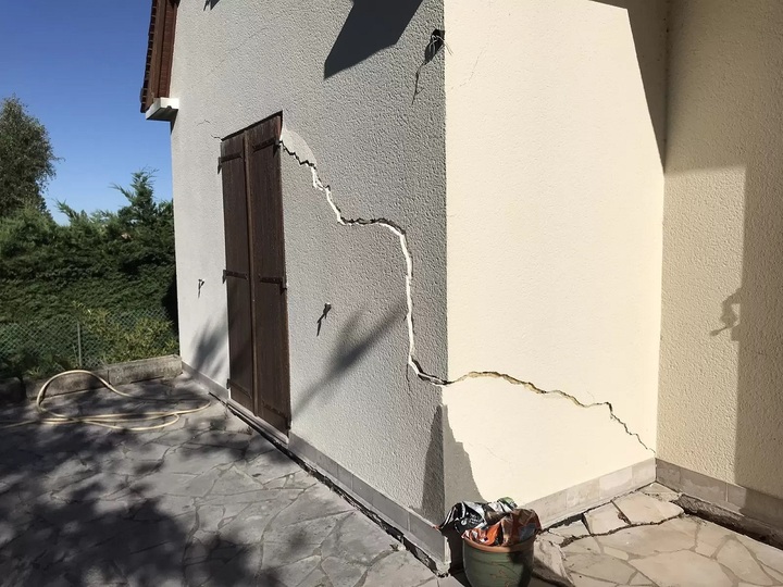 Vết nứt lớn trên một ngôi nhà ở Pháp do hiện tượng đất sét co ngót - trương nở. (Ảnh: Construction21)