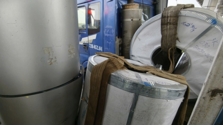 Mỗi cuộn thép nặng khoảng 8 tấn.