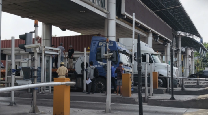 Xe đầu kéo vừa đến trạm thu phí thì xảy ra sự cố trên.