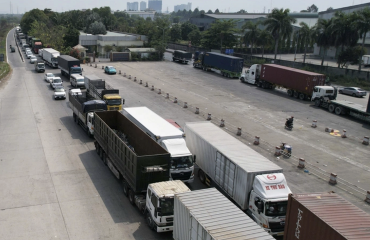 Giao thông trên đường Võ Chí Công bị ùn tắc.