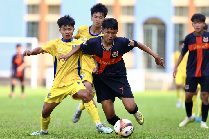 Sông Lam Nghệ An đánh bại Ninh Bình.