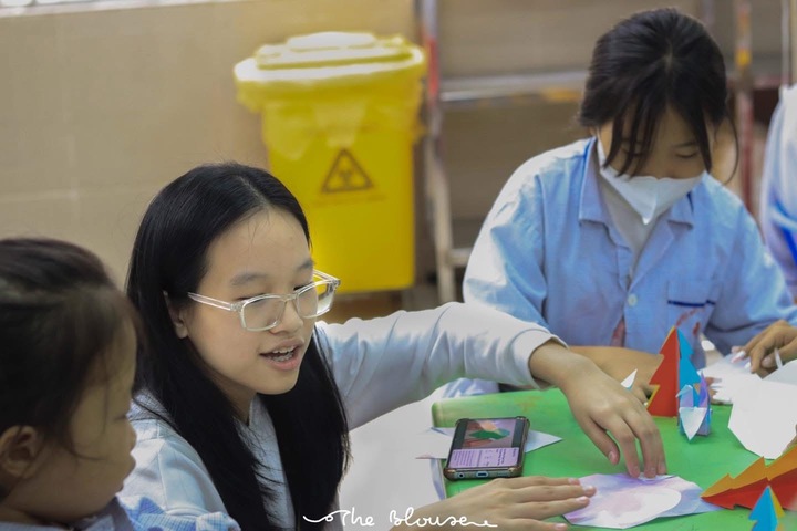 Lớp học BSUN của dự án thiện nguyện The Blouse được tổ chức với nhiều hoạt động vui chơi ý nghĩa dành cho các bệnh nhi tại Viện Huyết học - Truyền máu Trung ương.