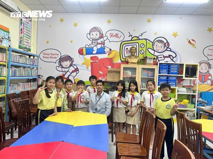 Trong giờ ra chơi, các bạn học sinh tham gia trò chuyện cùng giáo viên nước ngoài tại thư viện nhà trường.