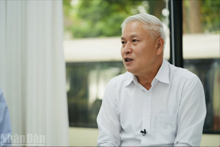 Ông Nguyễn Đức Hùng, Phó Viện trưởng Viện Quy hoạch xây dựng Hà Nội đối thoại với Báo Nhân Dân. (Ảnh: HỒNG QUÂN)