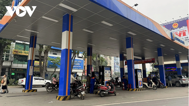 Bộ Công Thương yêu cầu DN, cửa hàng bán lẻ xăng dầu bố trí đầy đủ nhân lực để duy trì hoạt động bán hàng thường xuyên, liên tục.