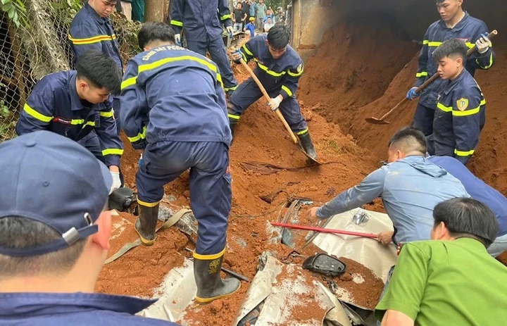 Lực lượng cứu nạn tìm kiếm 3 người tử vong trong vụ tai nạn.