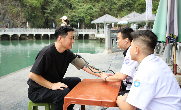 Bác sỹ trực đo huyết áp cho du khách nước ngoài vừa tham quan hang Đầu Gỗ trên vịnh Hạ Long ngày 2/4.