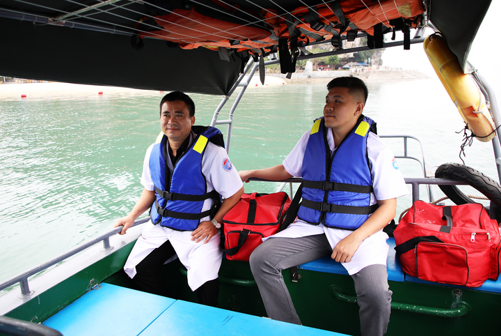 Tổ y tế di chuyển bằng xuồng lưu động tới các điểm tham quan để trực ứng cứu, sẵn sàng tiếp cận nhanh, xử trí kịp thời các tình huống y tế phát sinh tại vịnh Hạ Long.