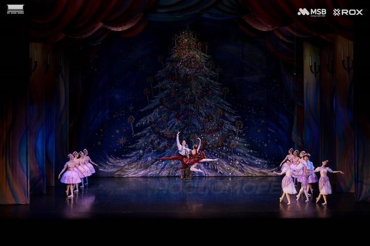 Một cảnh trong vở diễn Kẹp hạt dẻ trên sân khấu Nhà hát Hồ Gươm. (Ảnh: BTC)